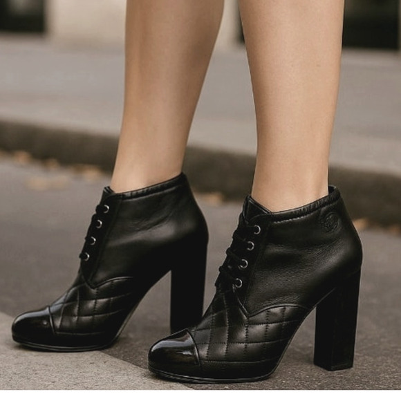 CHANEL 9.5 Matelasse $1290 QUILTED LEATHER Logo Ankle Boots Black 40 - Picture 2 of 6